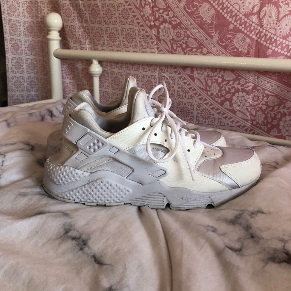 Like New White Nike Huaraches ♡